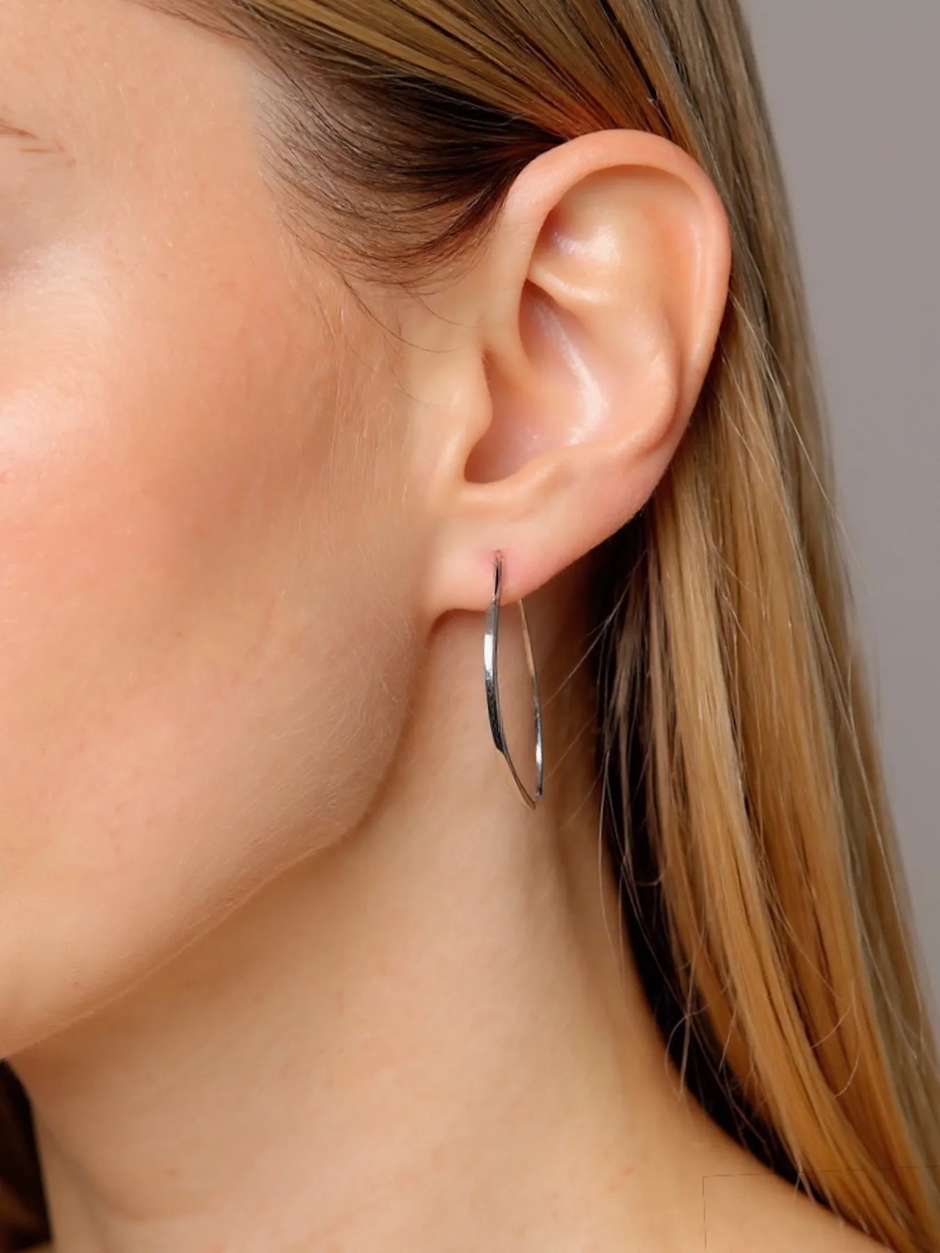 925 sidabro auskarai – kabantys pailgos formos auskarai