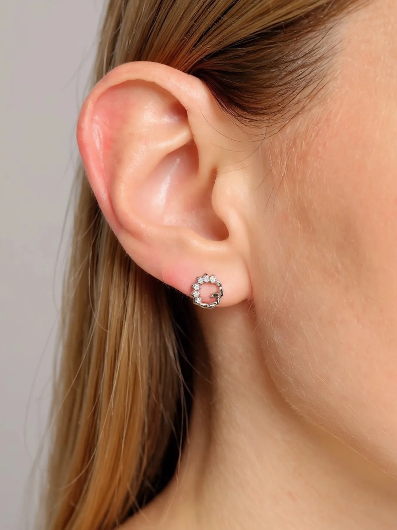 Silver earrings with zircon – elegant leaf wreath design