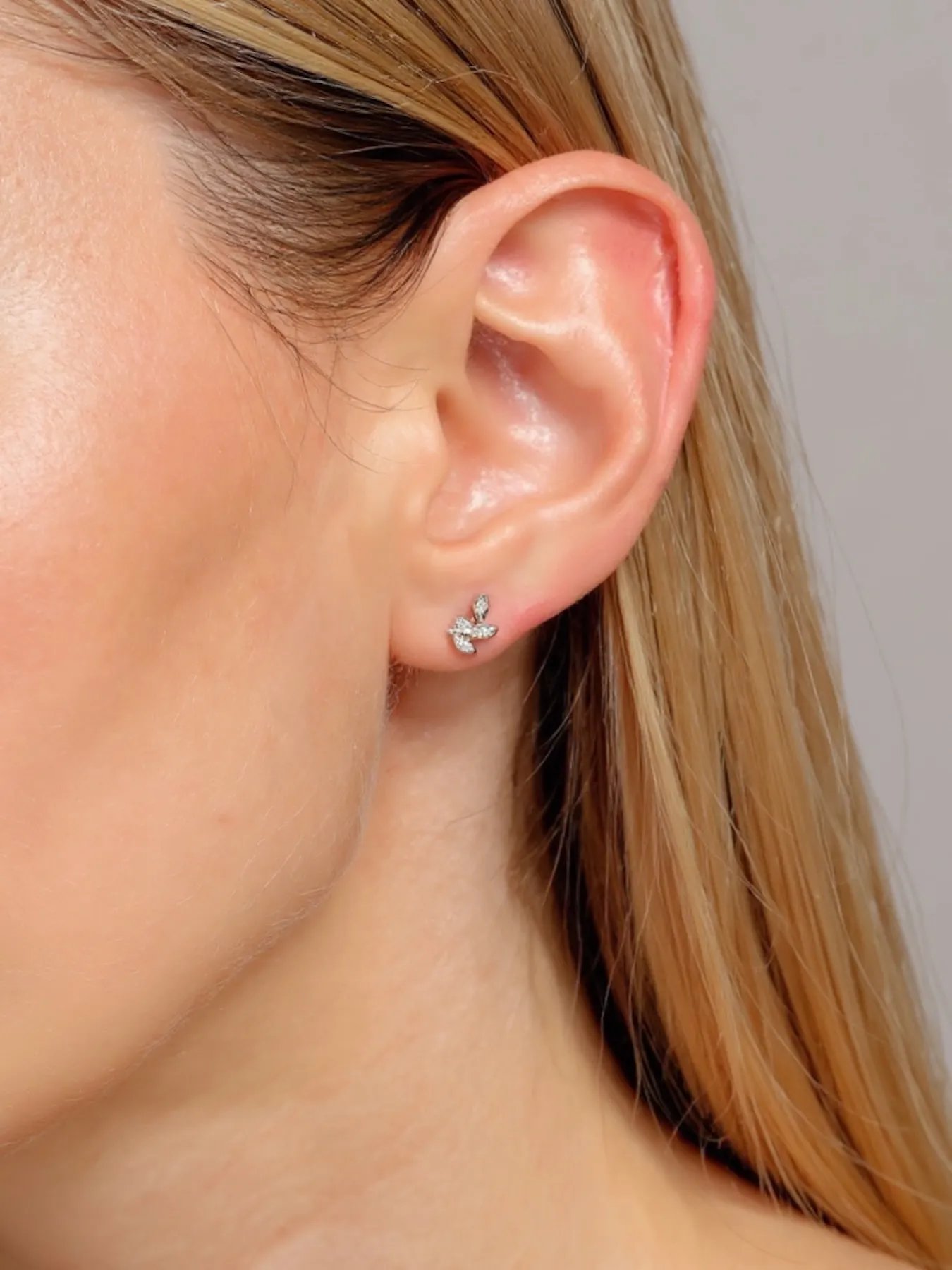 Silver earrings with zircon – elegant flower design