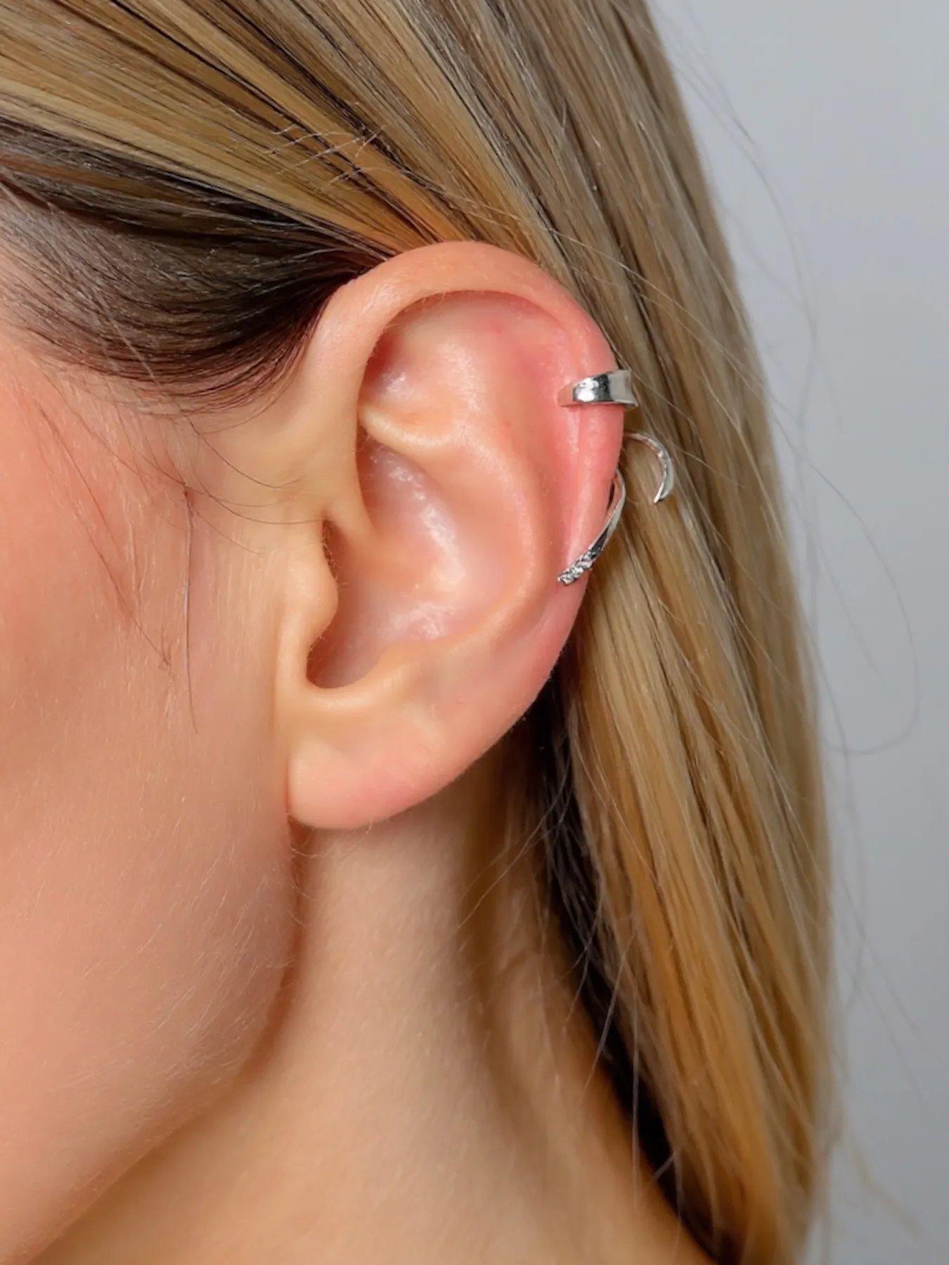 Sidabrinis cuff auskaras – minimalistinis, modernus