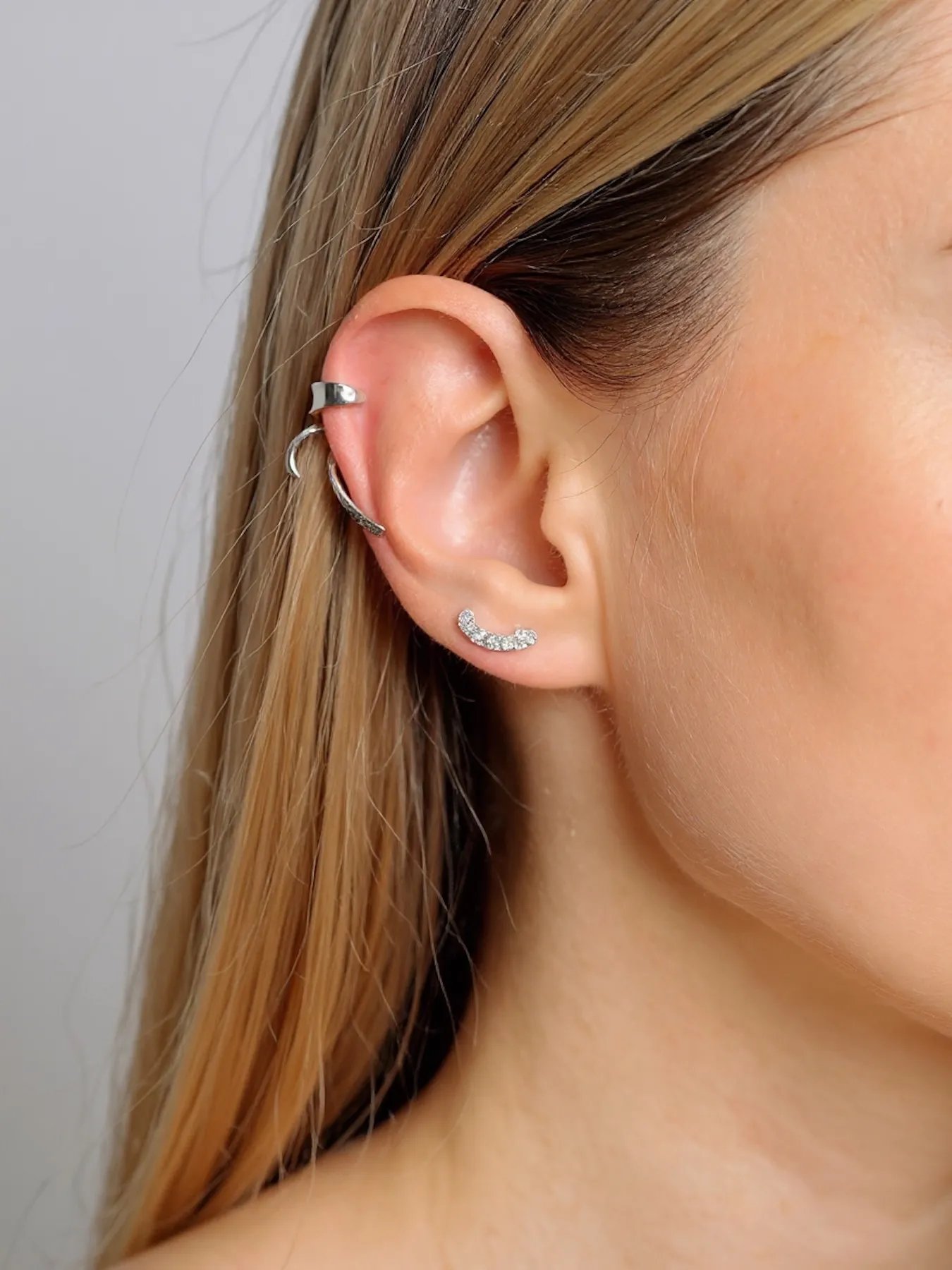 Sidabrinis cuff auskaras – minimalistinis, modernus