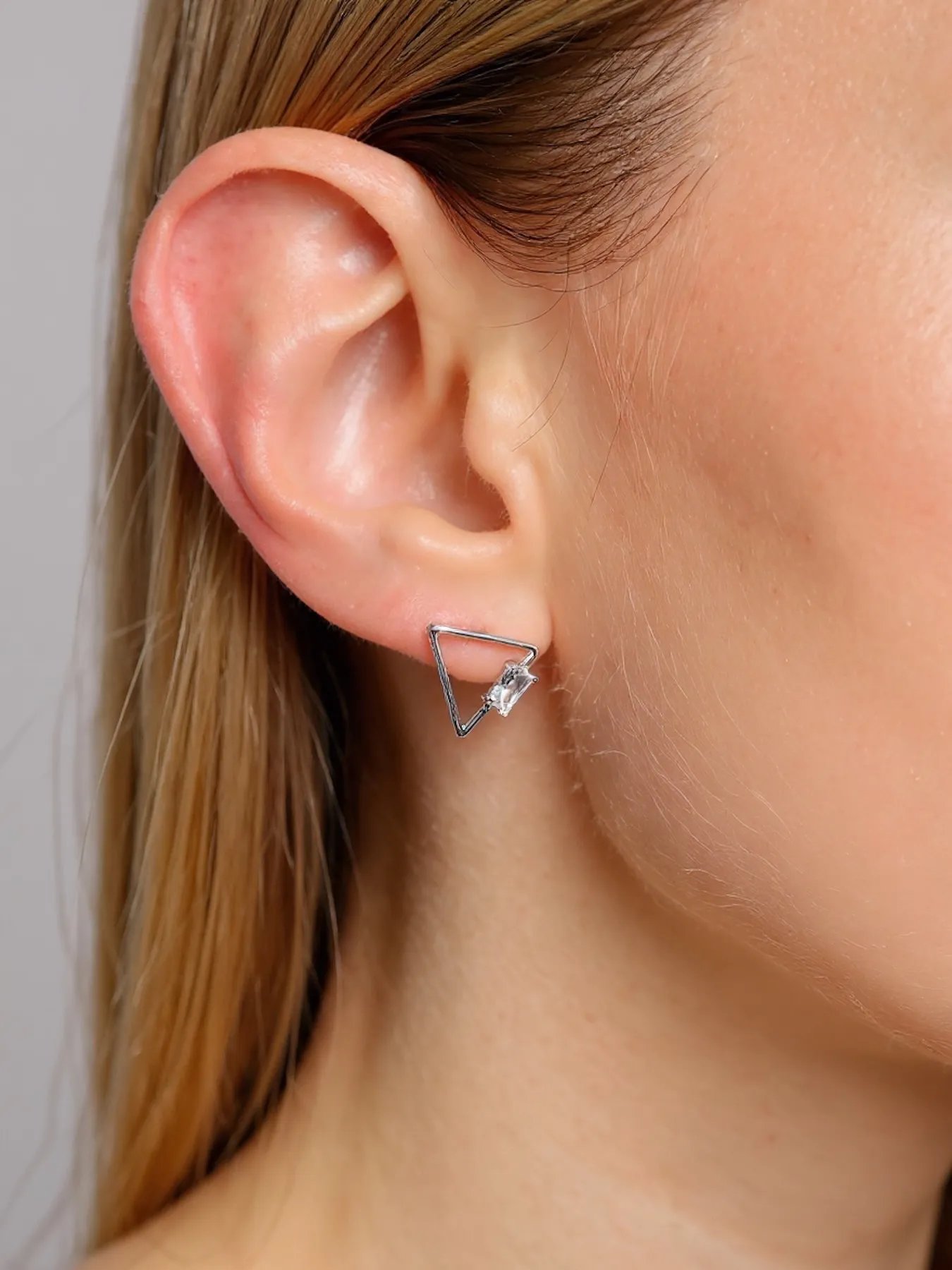 Sidabriniai, minimalistiniai, modernūs auskarai su cirkoniu