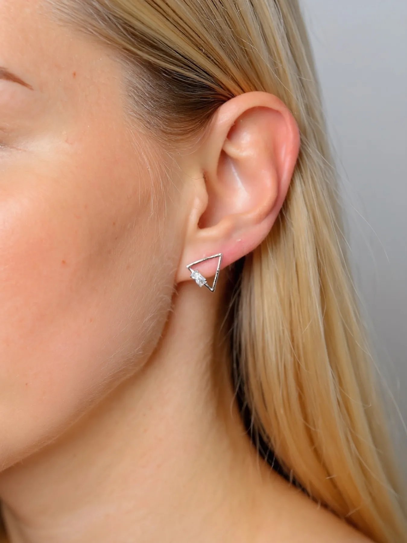 Silver earrings with zircon – minimalist, modern