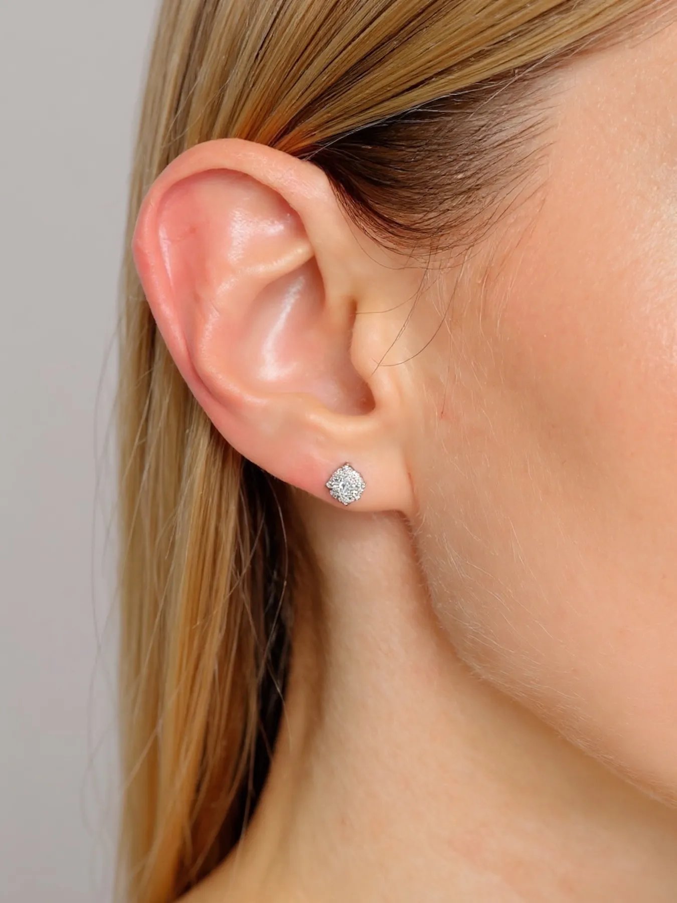 Elegant silver earrings with zircon – minimalist design