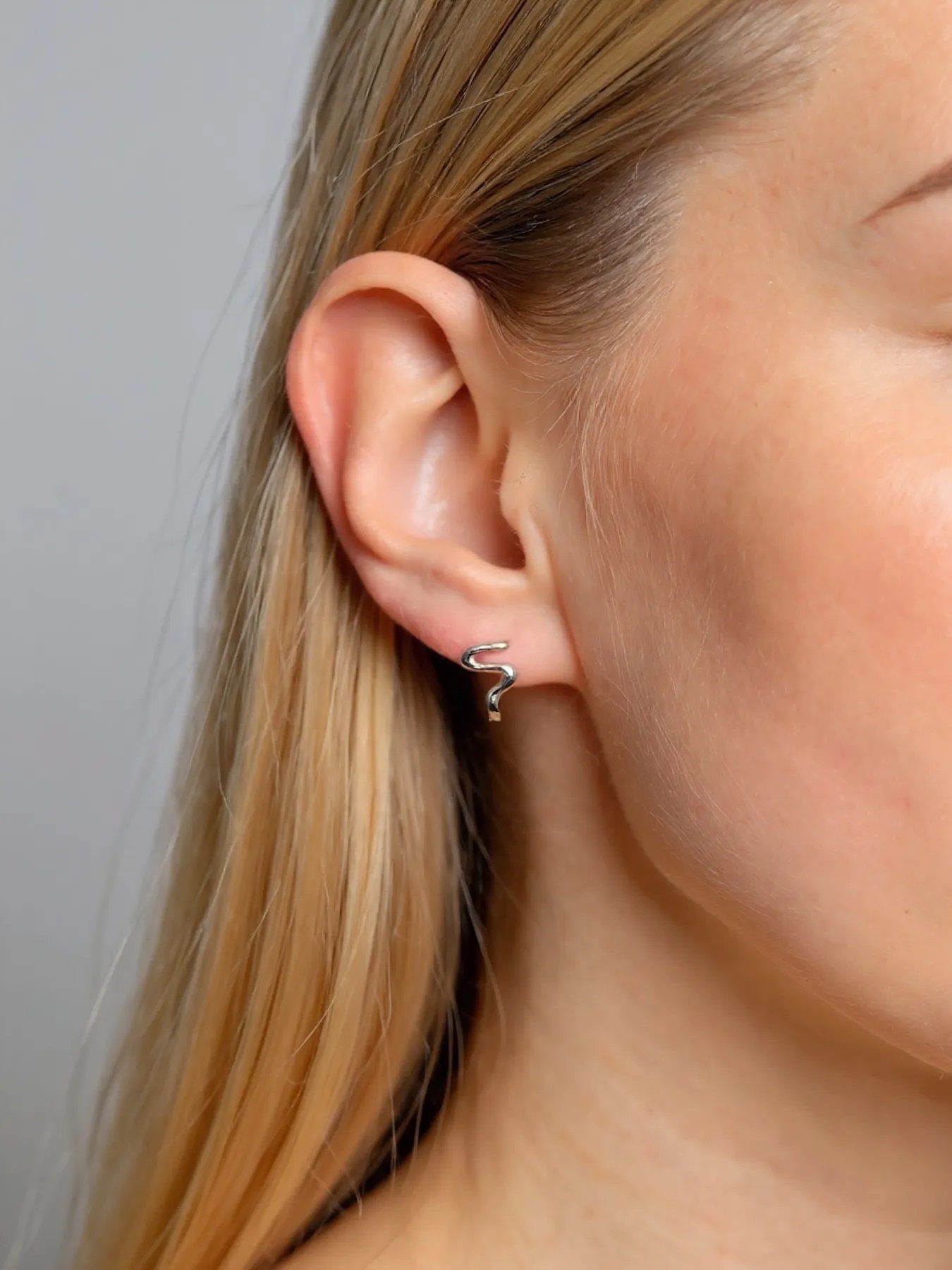 auskarai Wavy sidabras 925 – banguotas minimalistinis dizainas