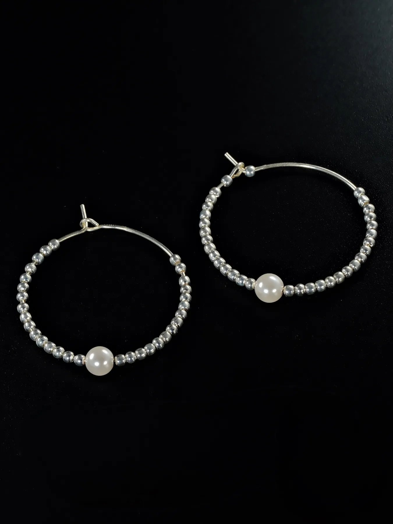 Silver hoop earrings – women’s minimalist with pearl
