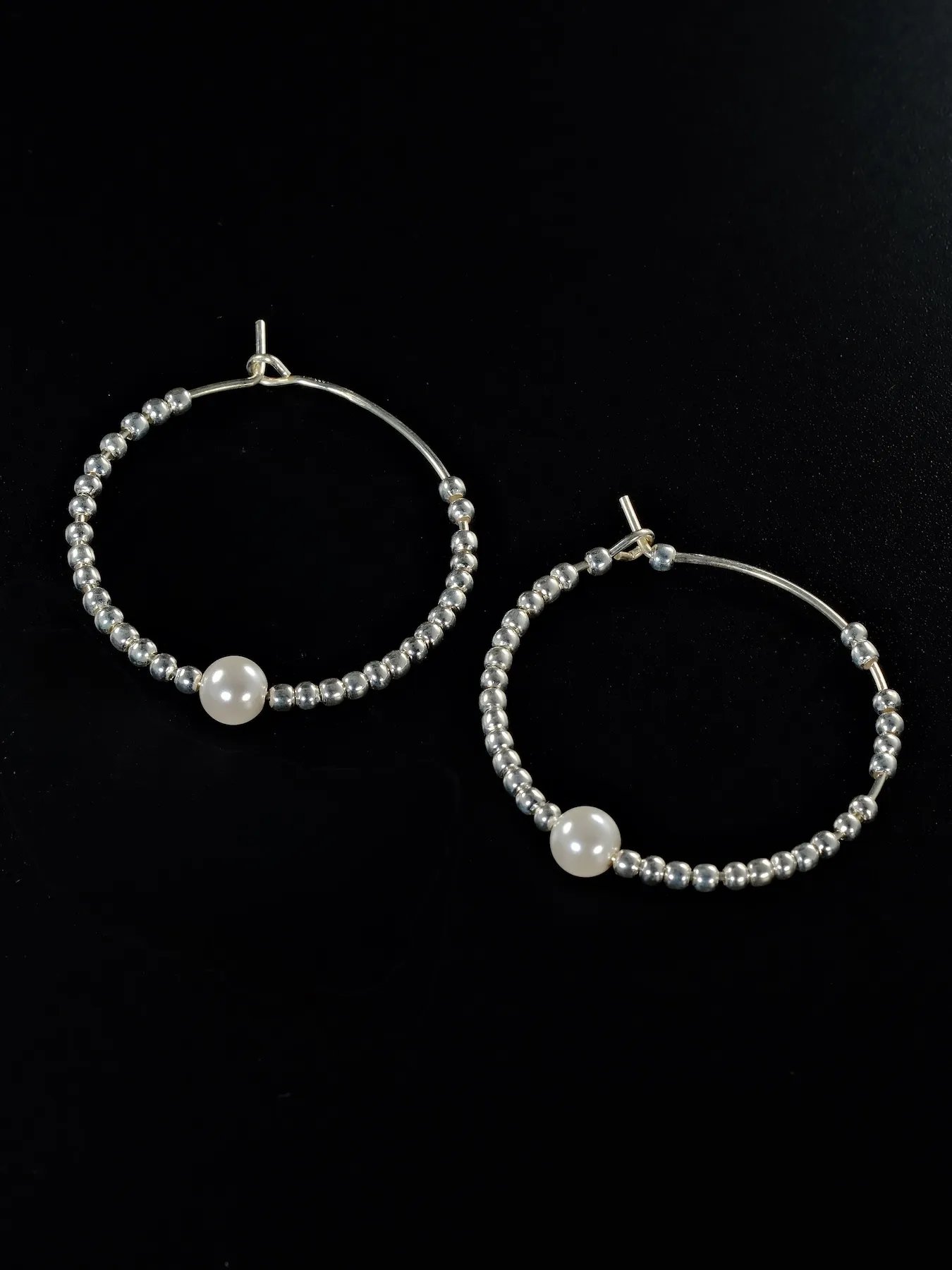 Silver hoop earrings – women’s minimalist with pearl