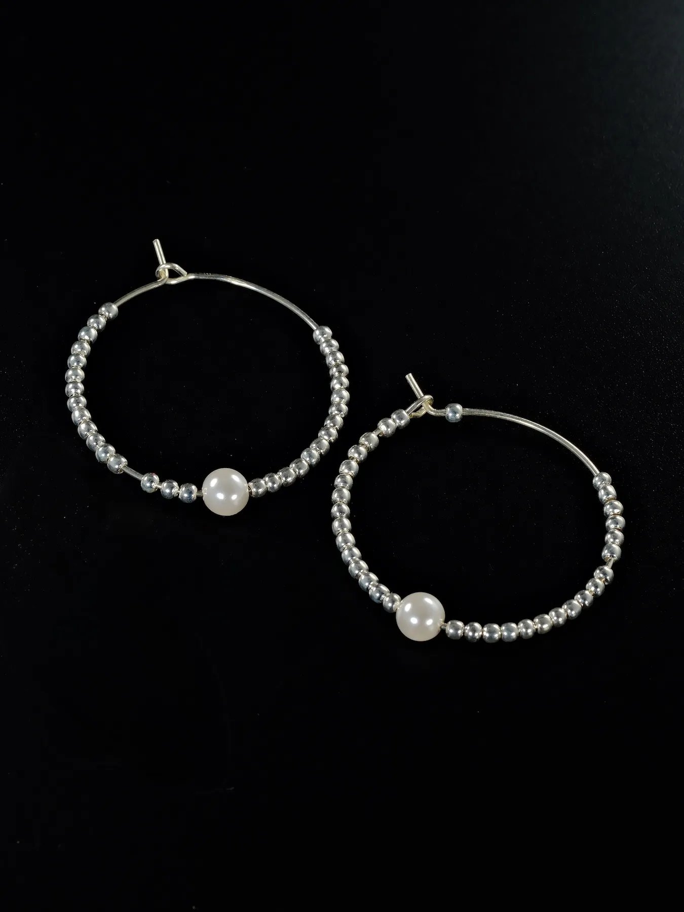 Sidabriniai auskarai – moteriški, minimalistiniai su perlu