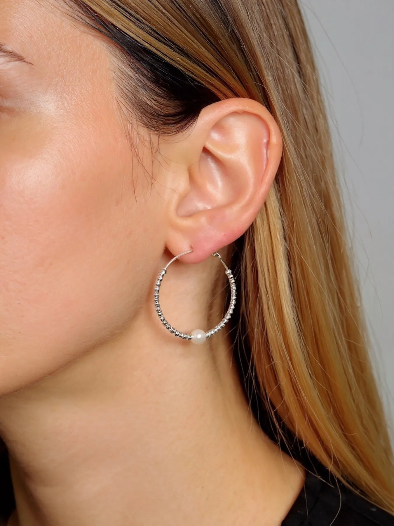 Silver hoop earrings – women’s minimalist with pearl