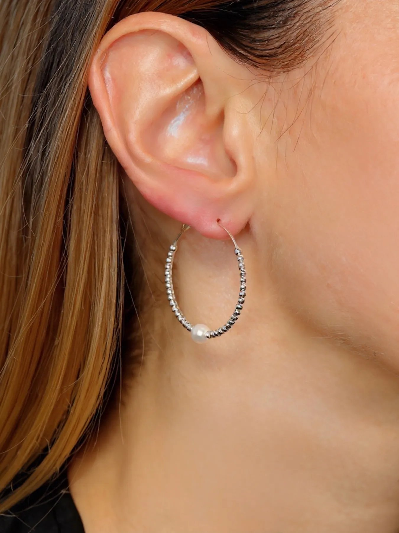 Silver hoop earrings – women’s minimalist with pearl