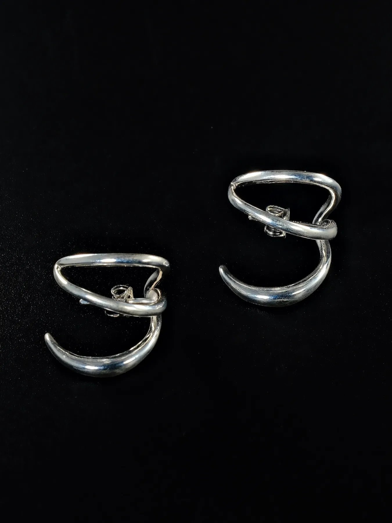 Sidabriniai auskarai – moteriški, minimalistiniai ir elegantiški