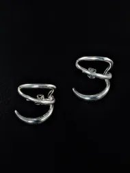 Sidabriniai auskarai – moteriški, minimalistiniai ir elegantiški