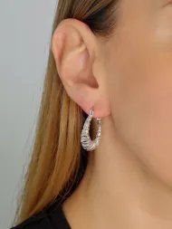 Sidabriniai auskarai – elegantiški moteriški auskarai