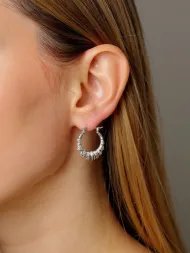 Sidabriniai auskarai – elegantiški moteriški auskarai