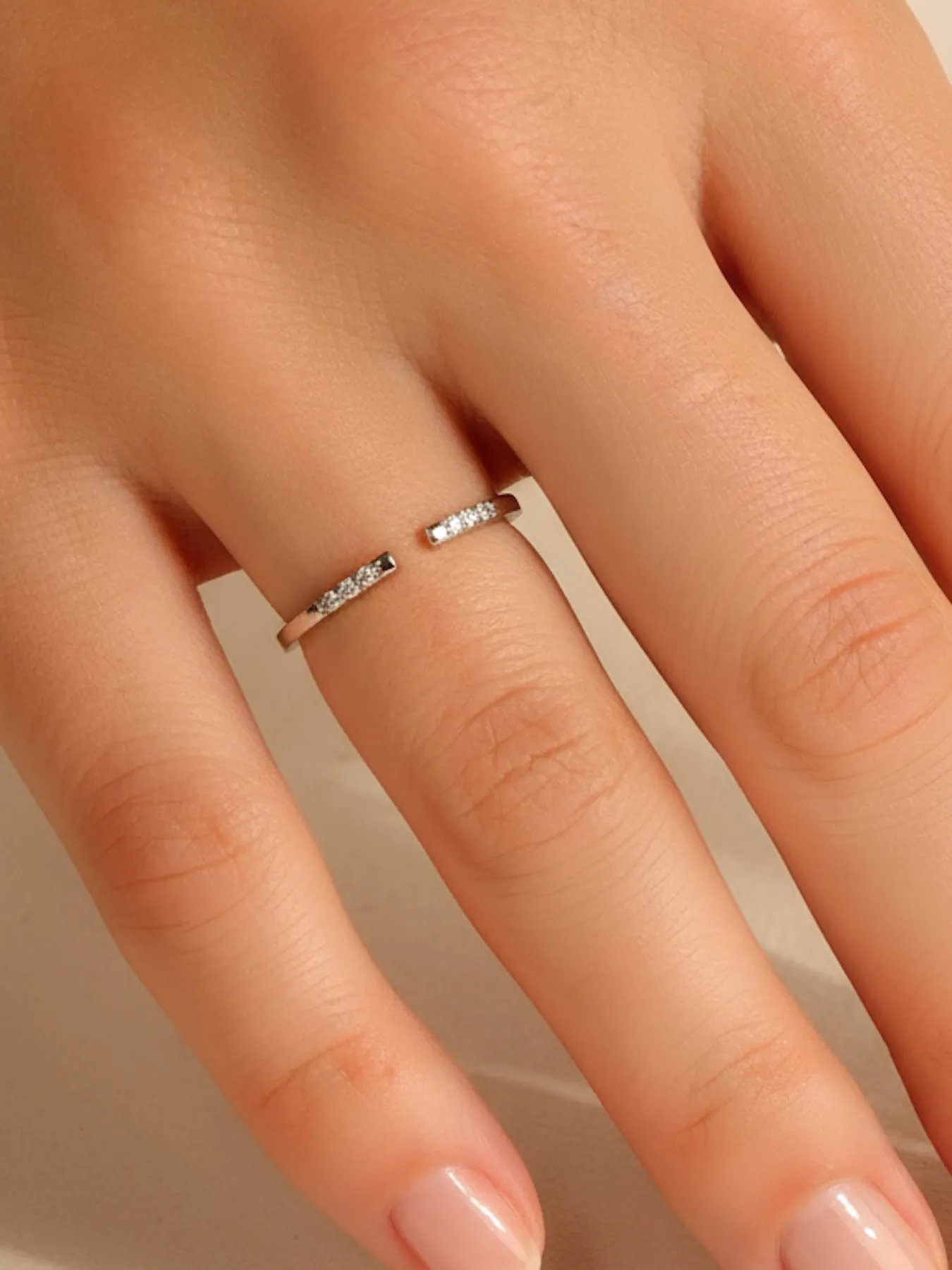 925 sidabro žiedas – minimalistinis atviros formos aksesuaras