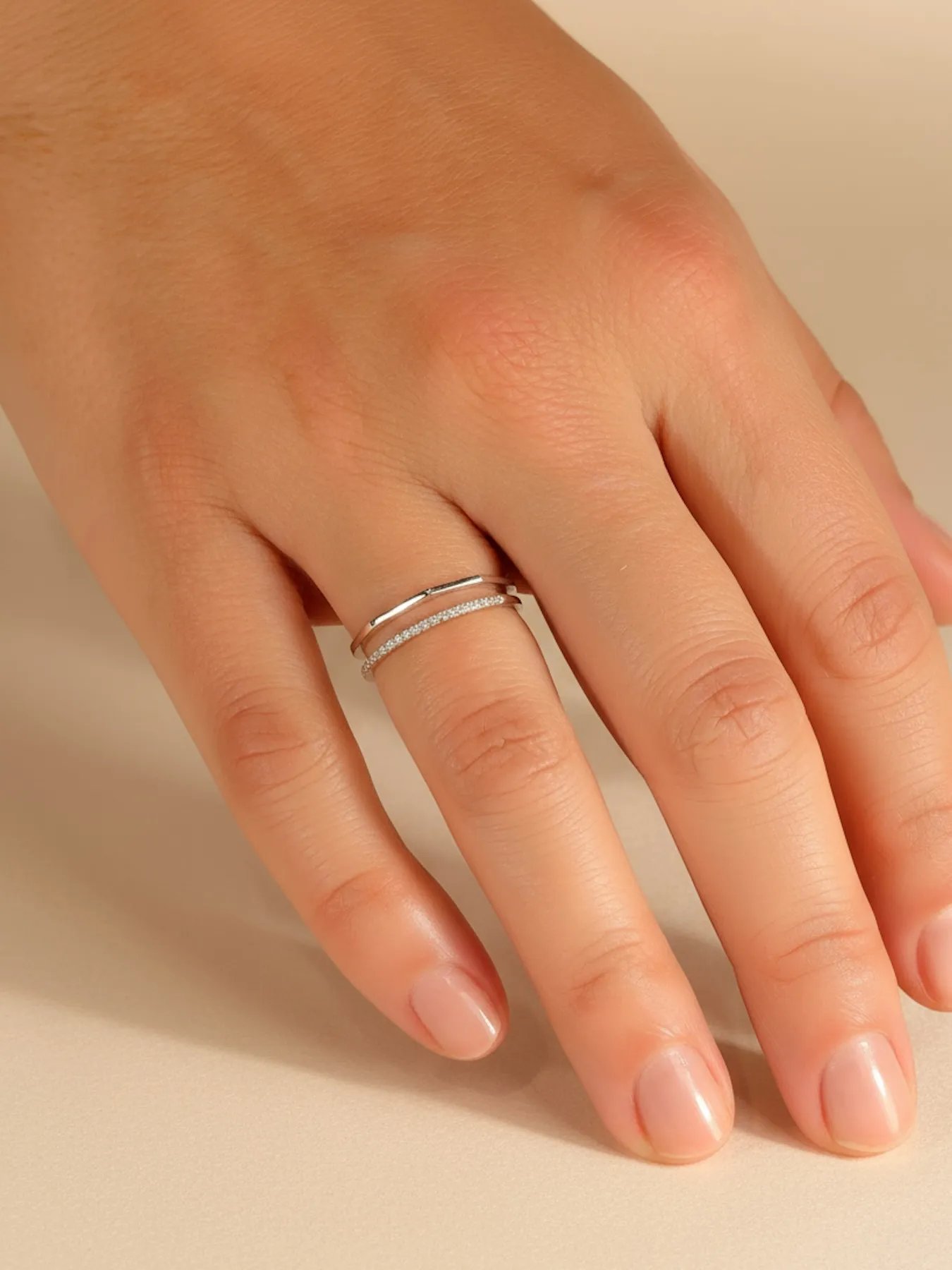 925 sidabro žiedas – geometrinis aksesuaras su akmenukais