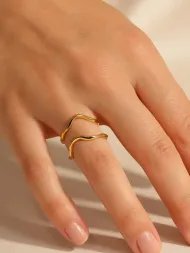 Auksinės spalvos žiedas – 18k auksu dengtas modernus aksesuaras