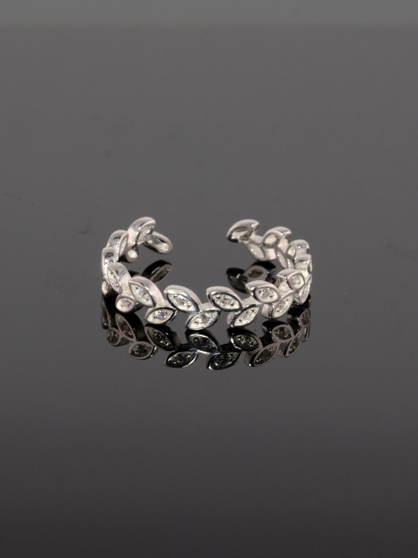 925 sidabro žiedas – elegantiškas aksesuaras su vainiko raštu