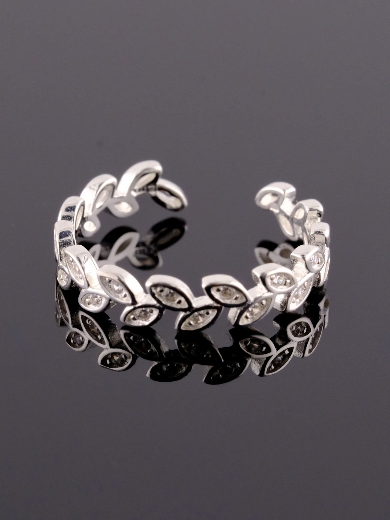 925 sidabro žiedas – elegantiškas aksesuaras su vainiko raštu