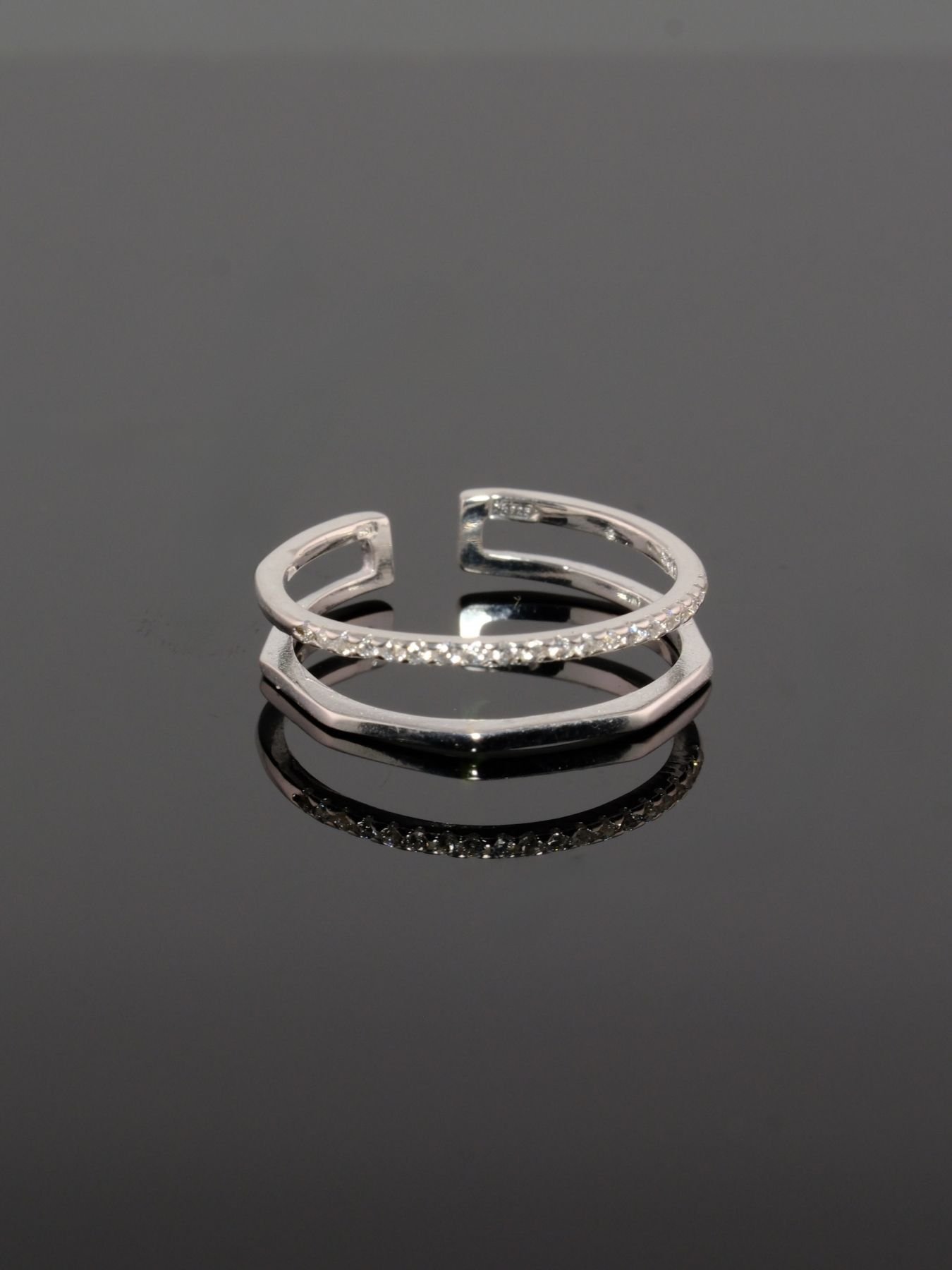 925 sidabro žiedas – geometrinis aksesuaras su akmenukais