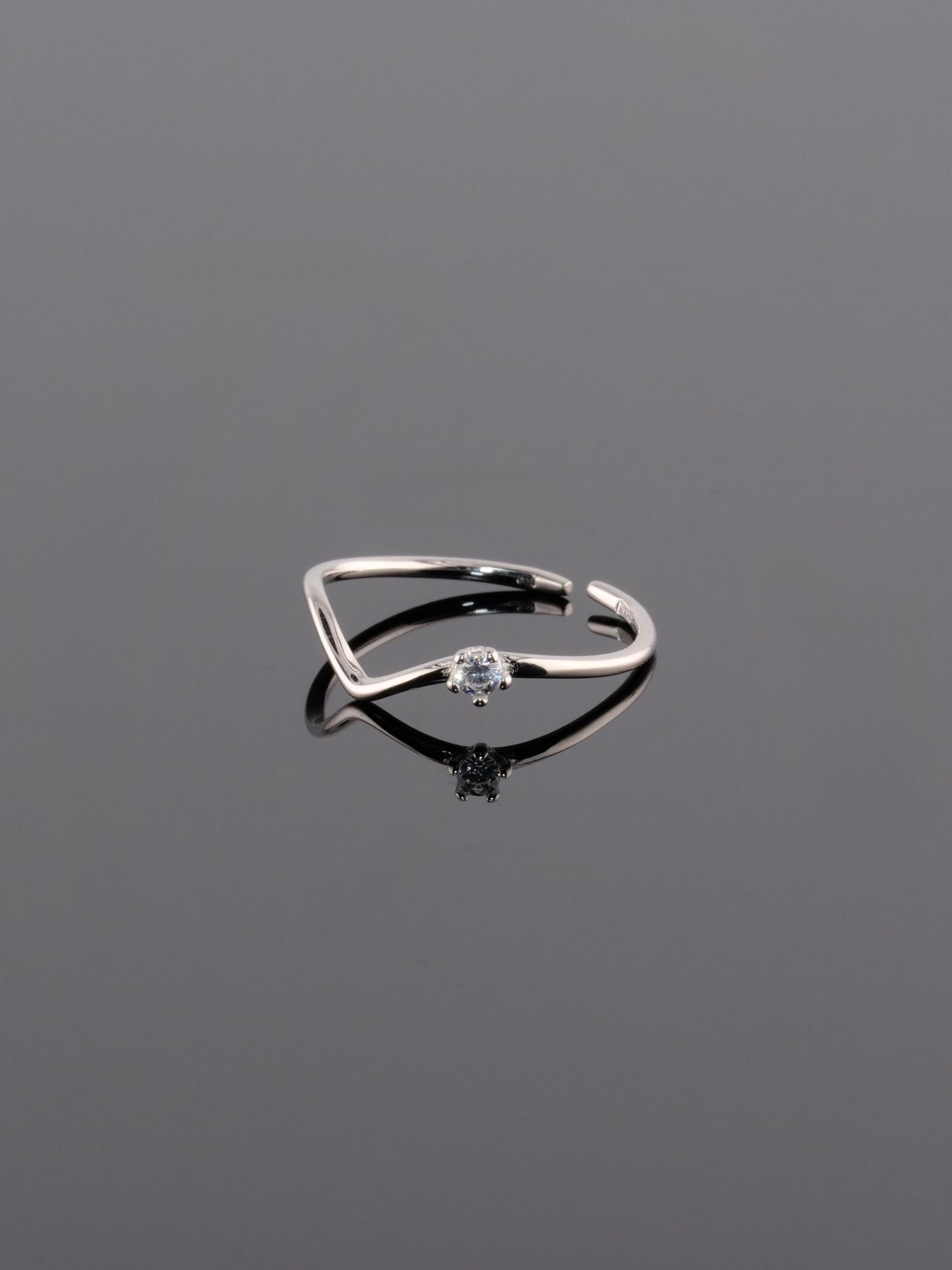 925 silver ring – elegant design with zircon stone