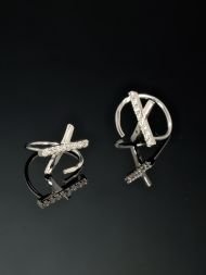 Sidabriniai auskarai su cirkonio akmenukais – minimalistiniai kryžiaus formos auskarai 925