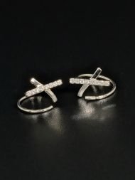 Sidabriniai auskarai su cirkonio akmenukais – minimalistiniai kryžiaus formos auskarai 925