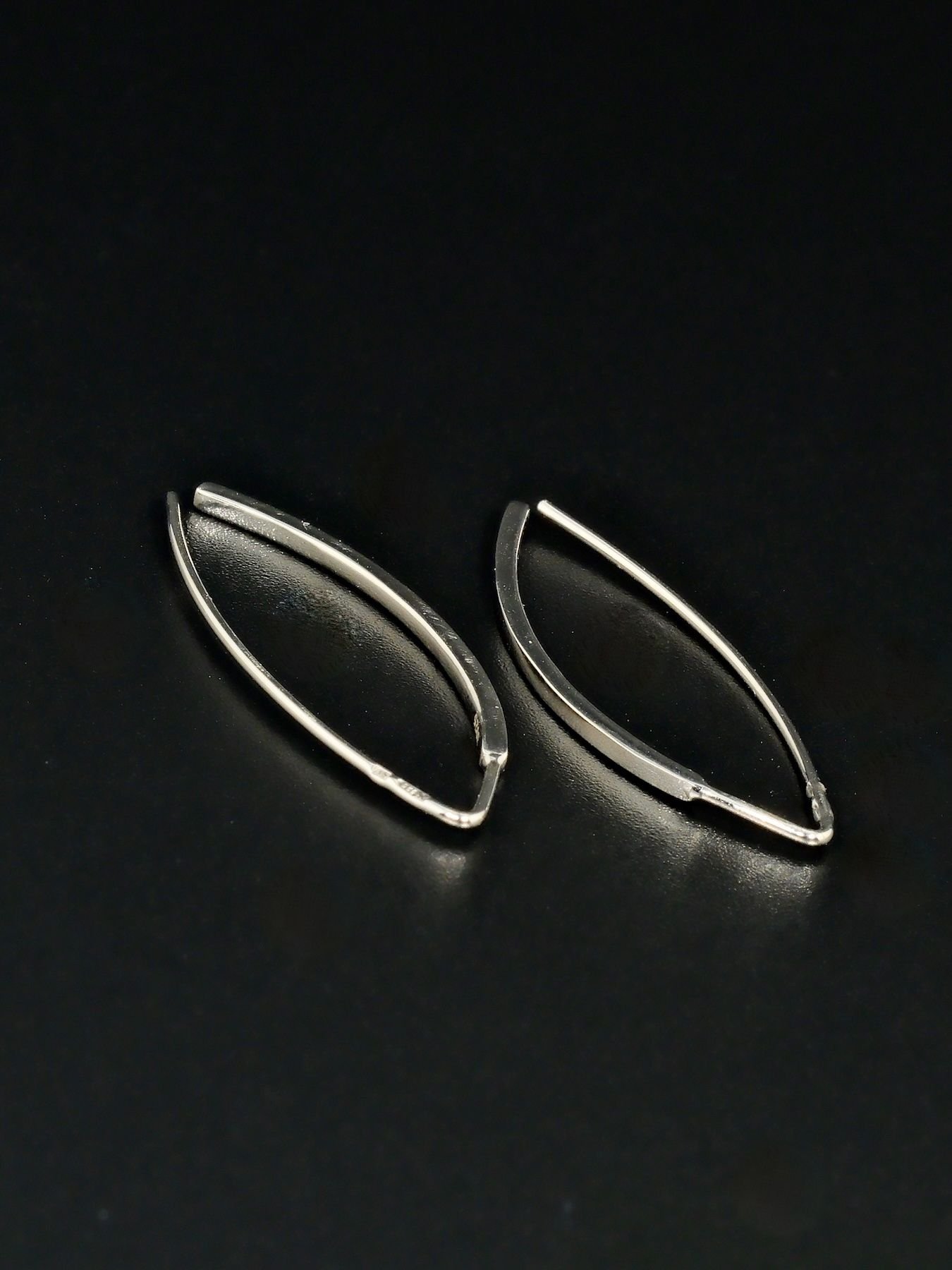 925 sidabro auskarai – kabantys pailgos formos auskarai