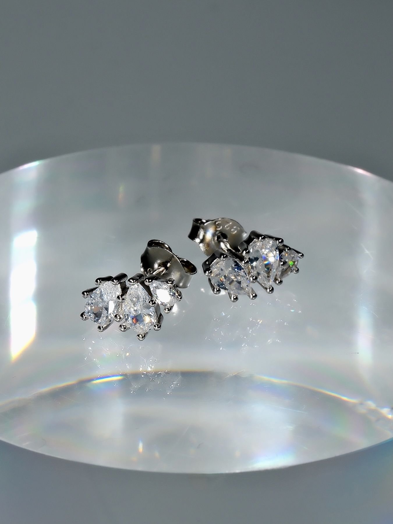 925 sidabro auskarai – trijų cirkonių kriaušės formos