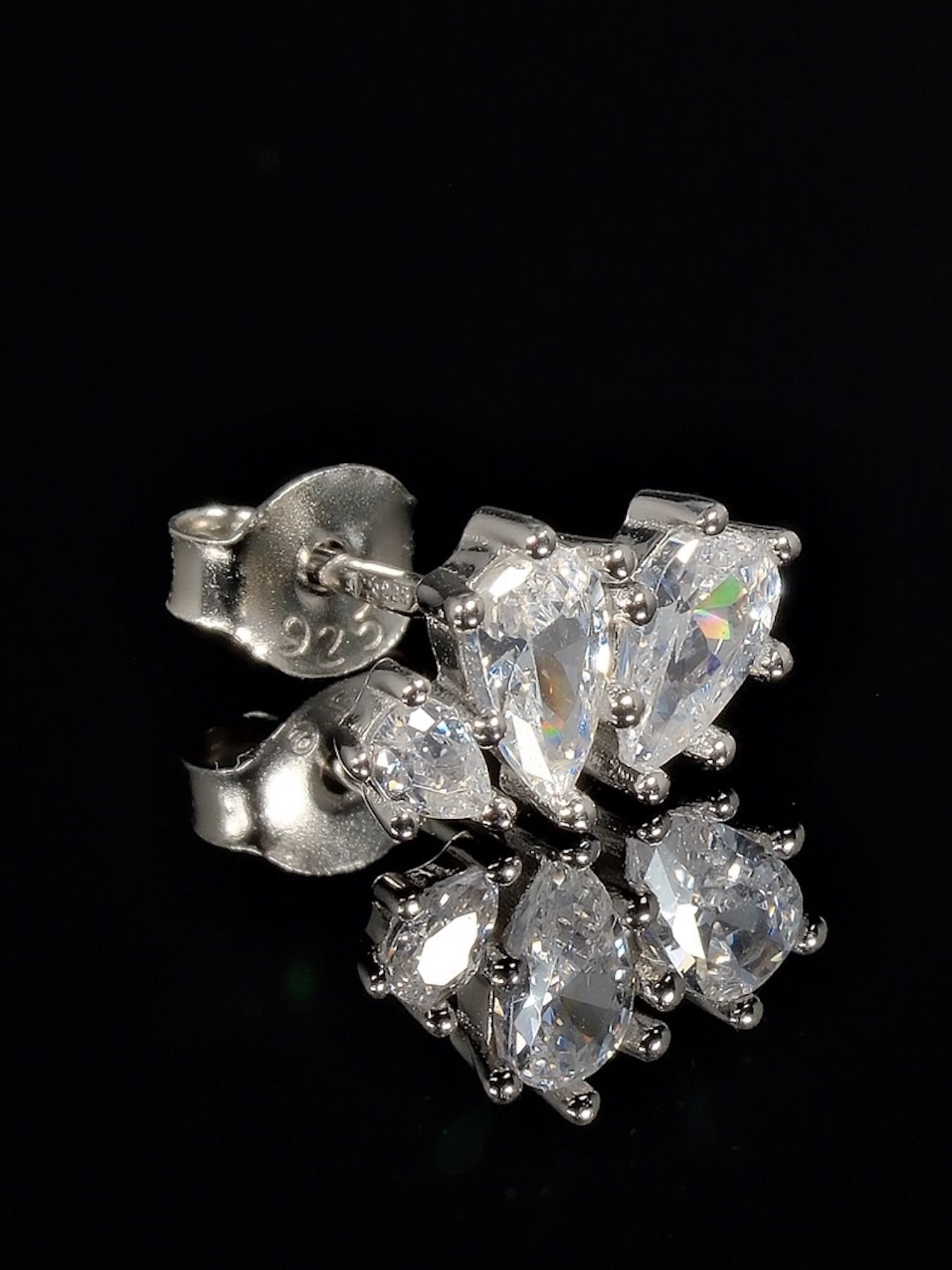 925 sidabro auskarai – trijų cirkonių kriaušės formos