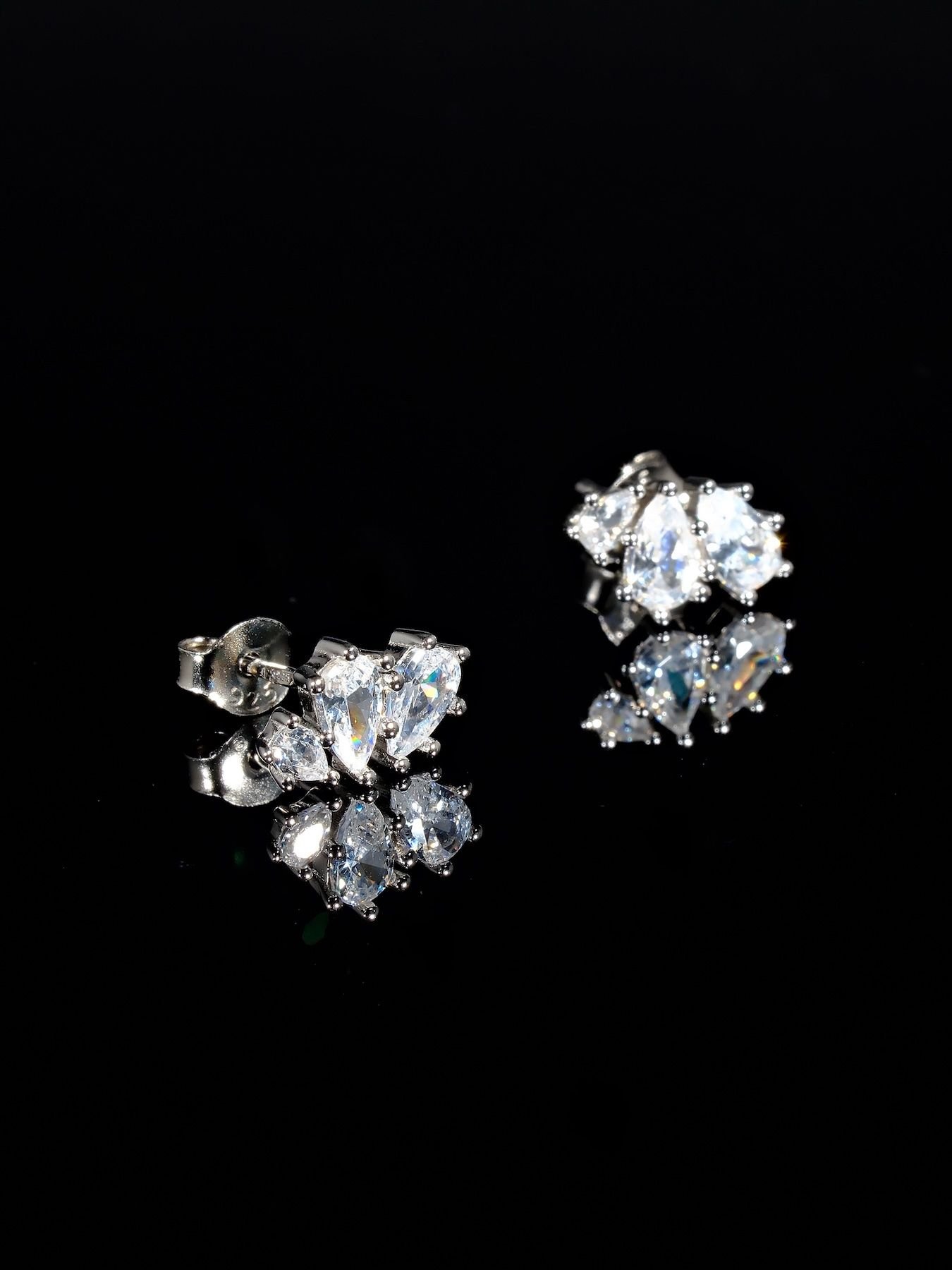 925 sidabro auskarai – trijų cirkonių kriaušės formos