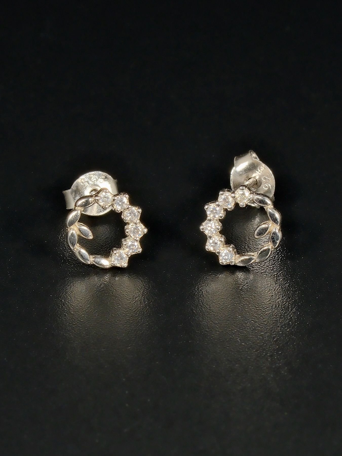 Sidabriniai auskarai su cirkoniu – lapelių vainikas, elegantiški