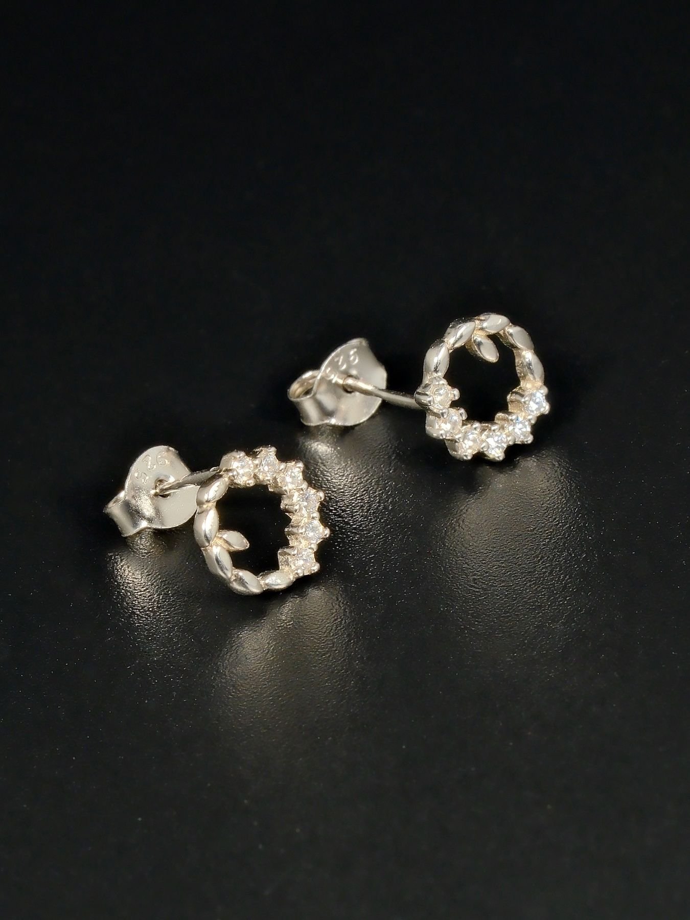 Silver earrings with zircon – elegant leaf wreath design