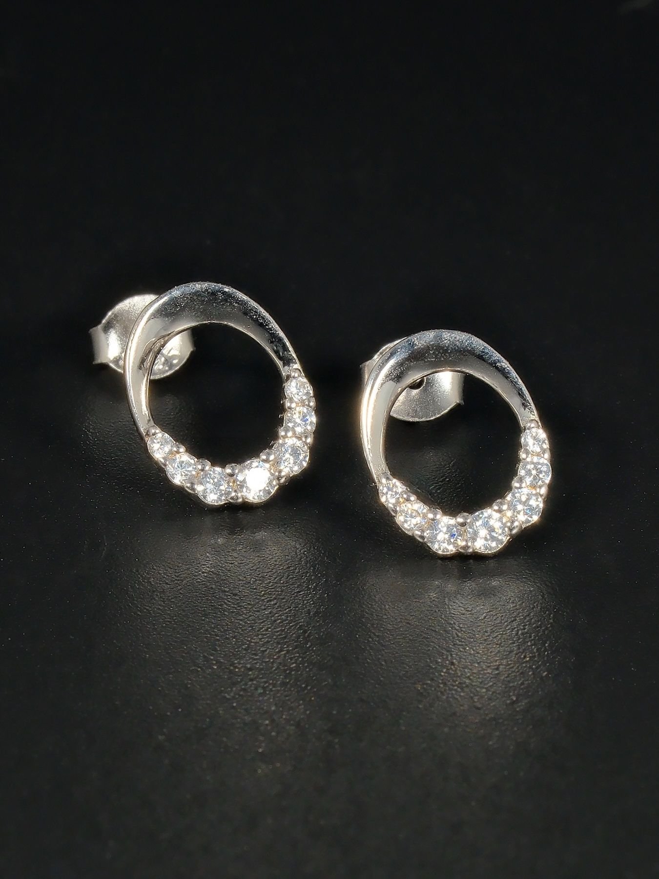 Sidabriniai auskarai su cirkoniu – elegantiški, minimalistiniai