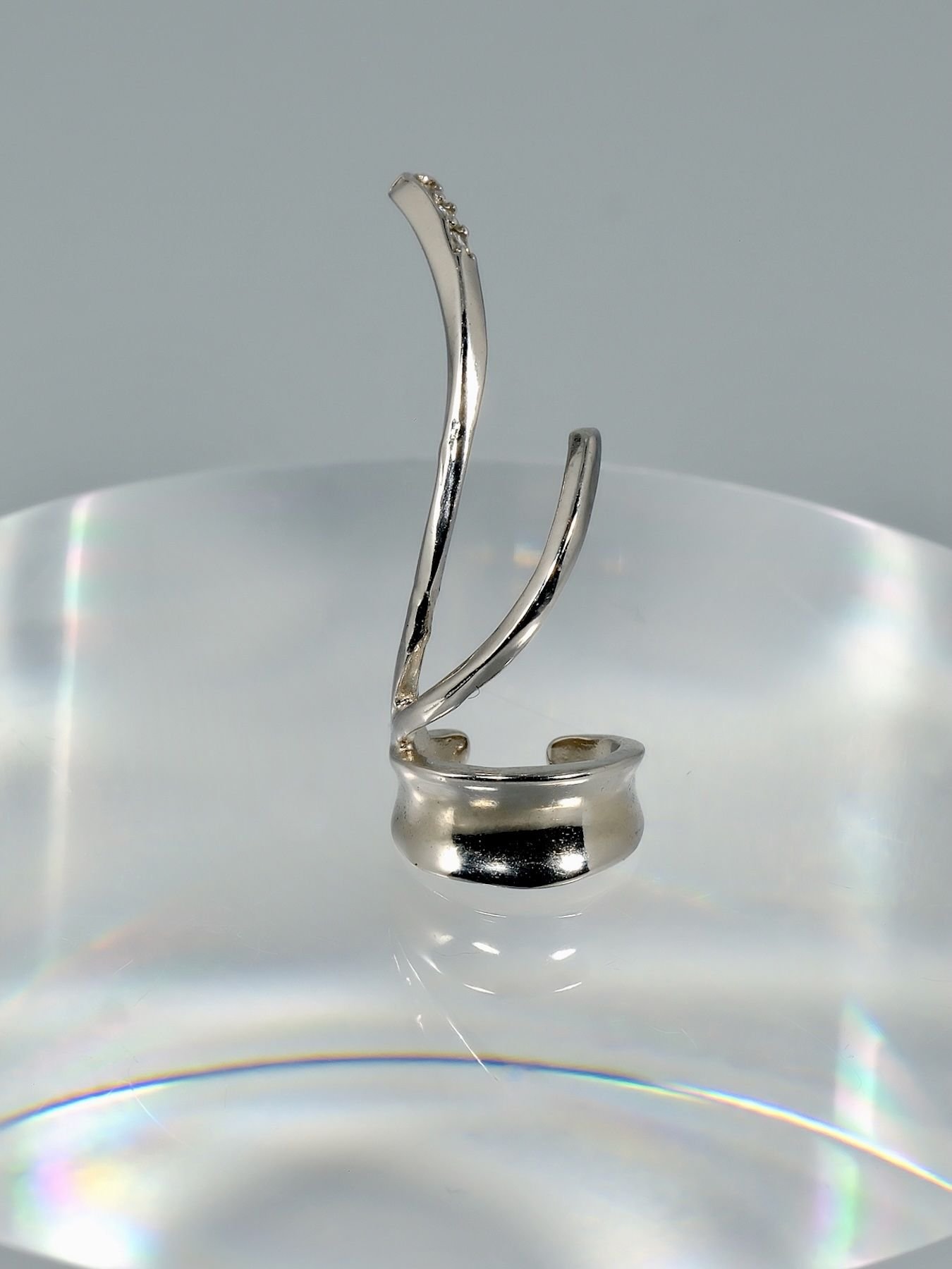 Sidabrinis cuff auskaras – minimalistinis, modernus