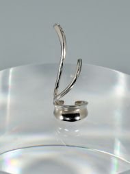 Sidabrinis cuff auskaras – minimalistinis, modernus