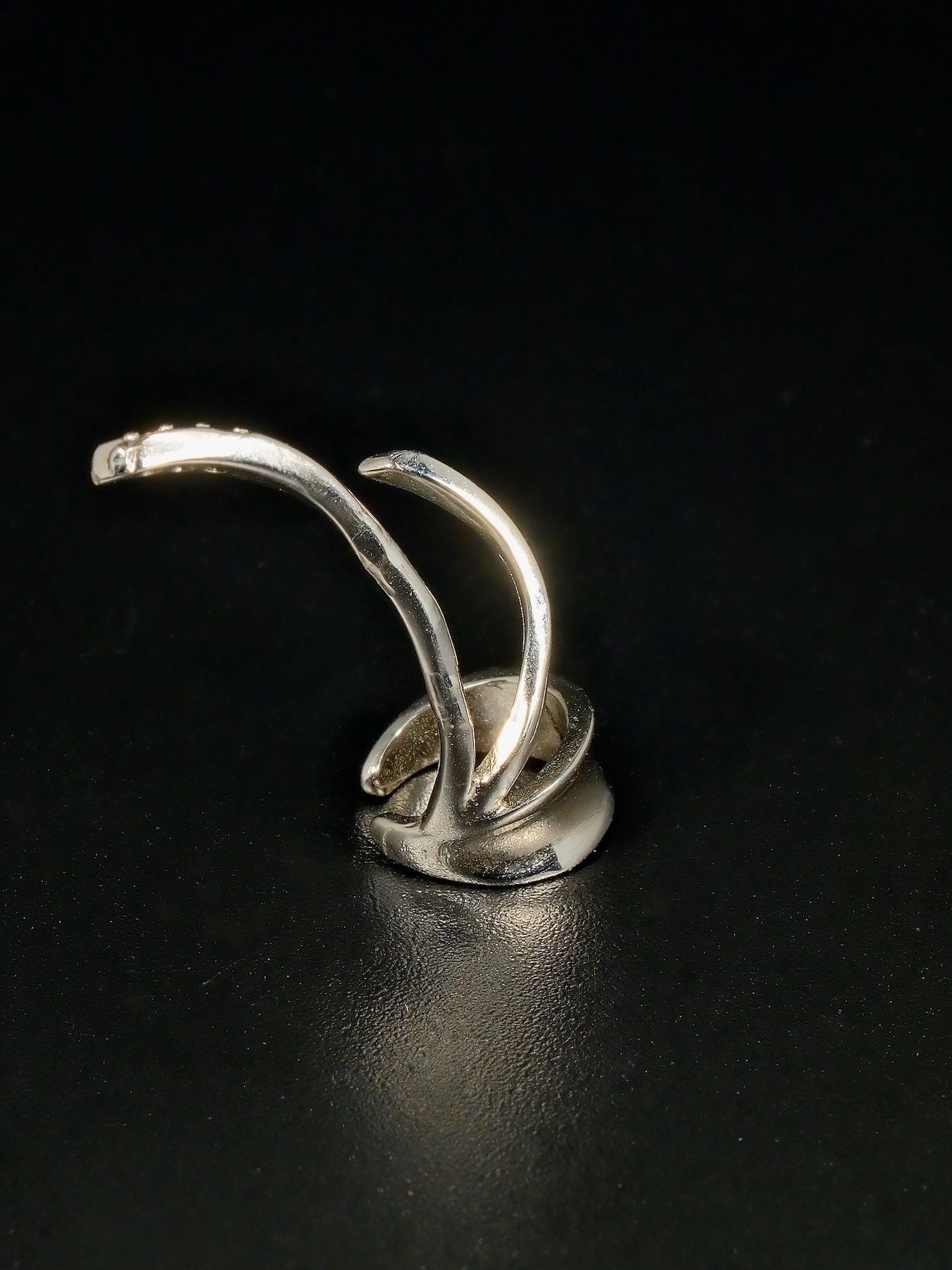 Sidabrinis cuff auskaras – minimalistinis, modernus