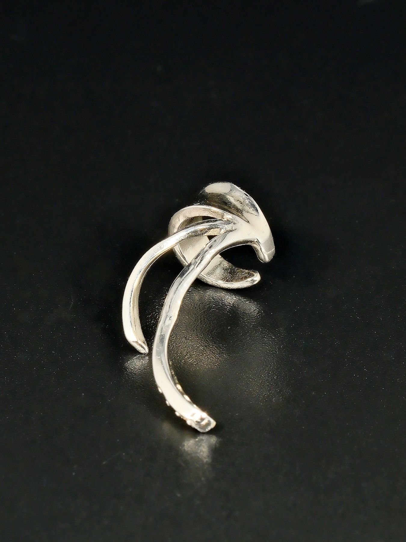 Sidabrinis cuff auskaras – minimalistinis, modernus