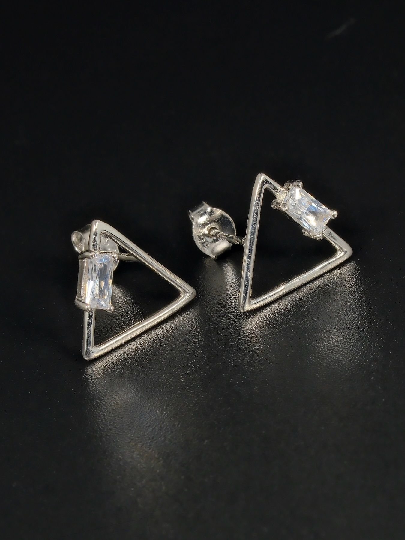 Silver earrings with zircon – minimalist, modern