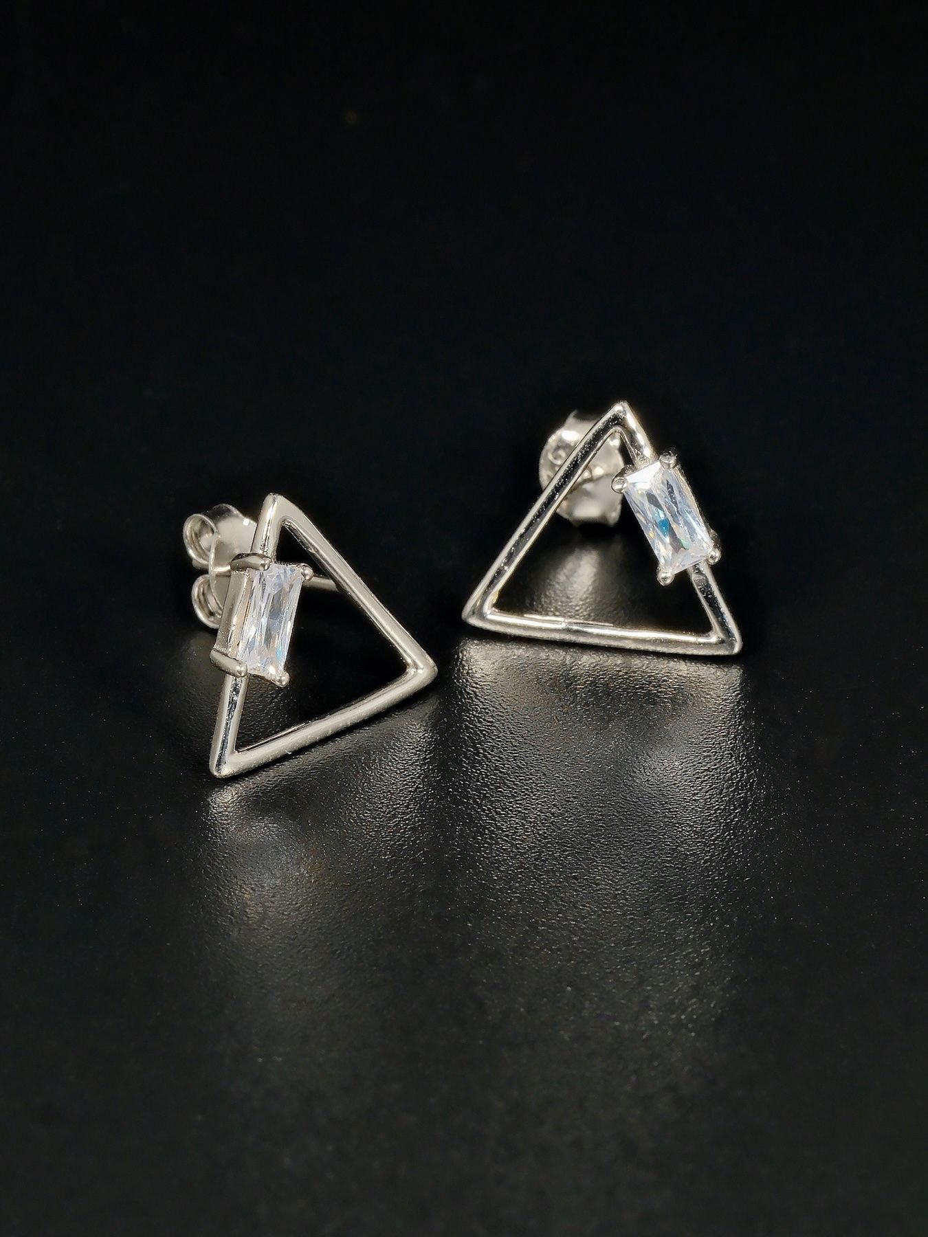 Silver earrings with zircon – minimalist, modern