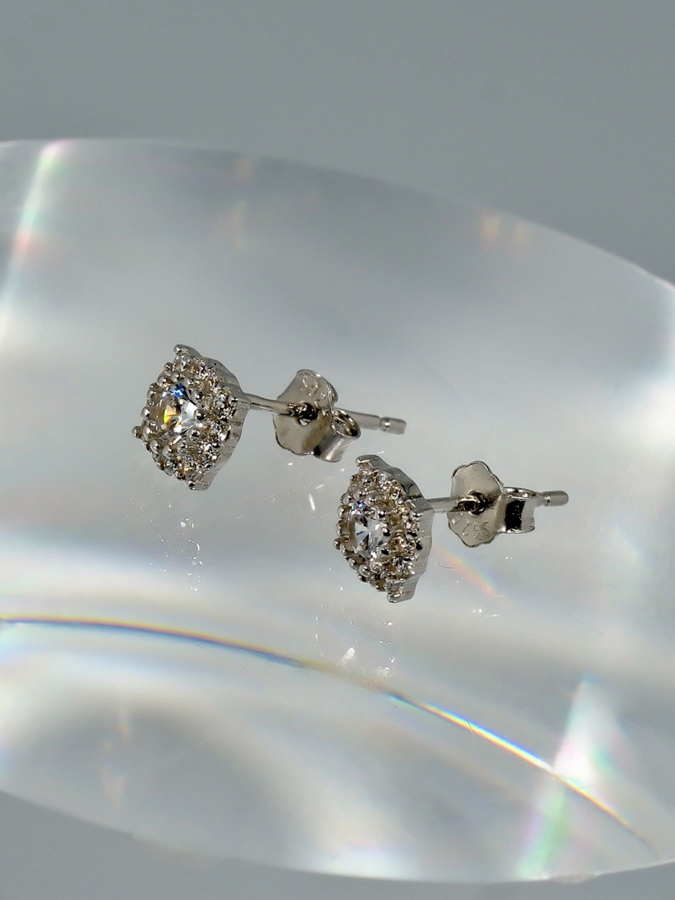 Elegantiški, minimalistiniai, sidabriniai auskarai su cirkoniu