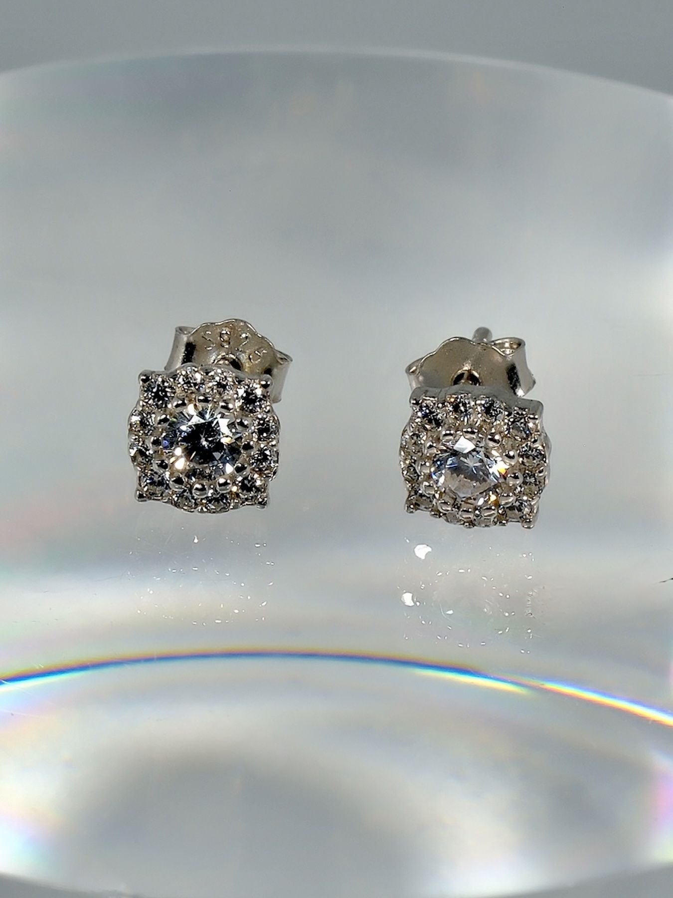 Elegant silver earrings with zircon – minimalist design