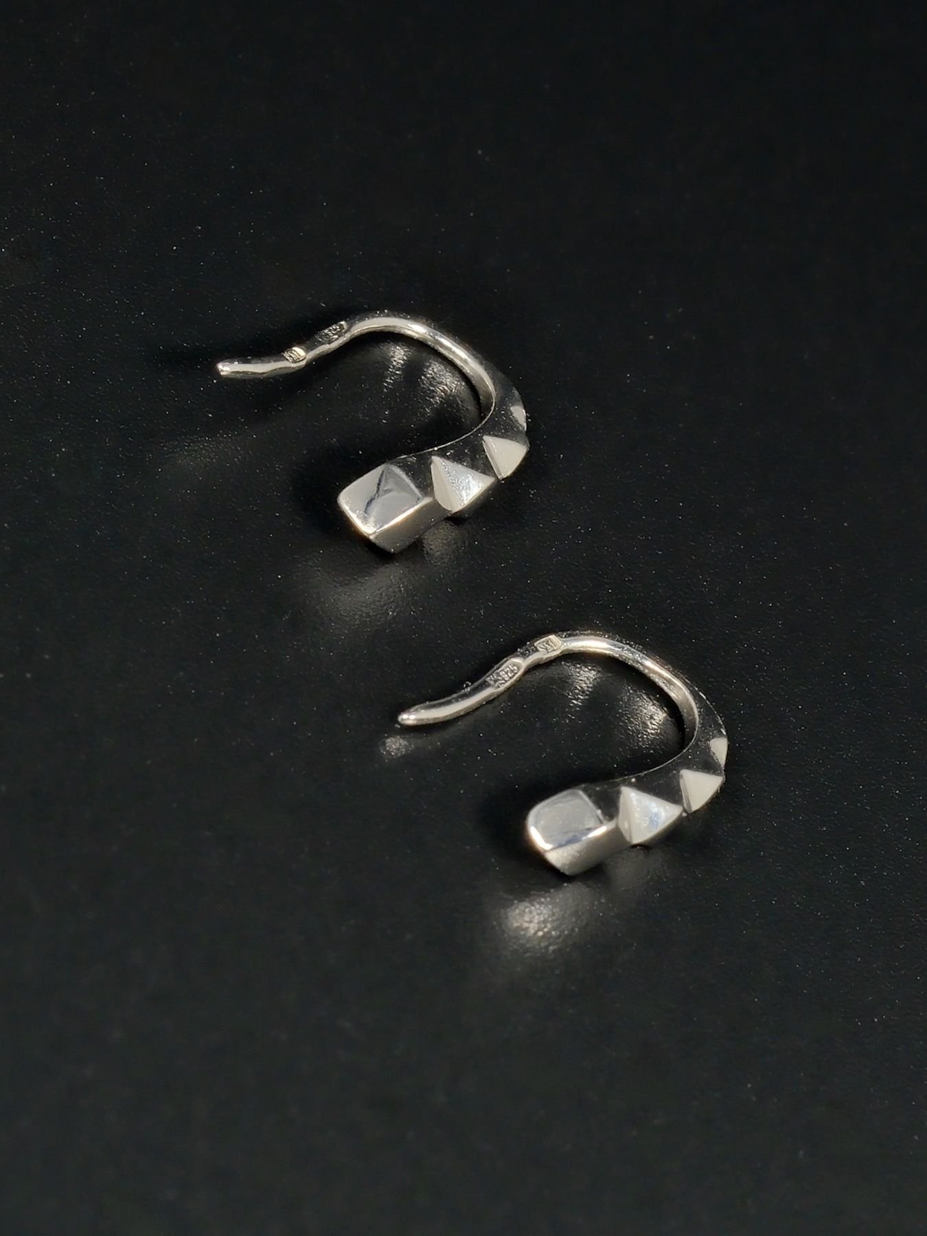 Elegant, minimalist silver earrings
