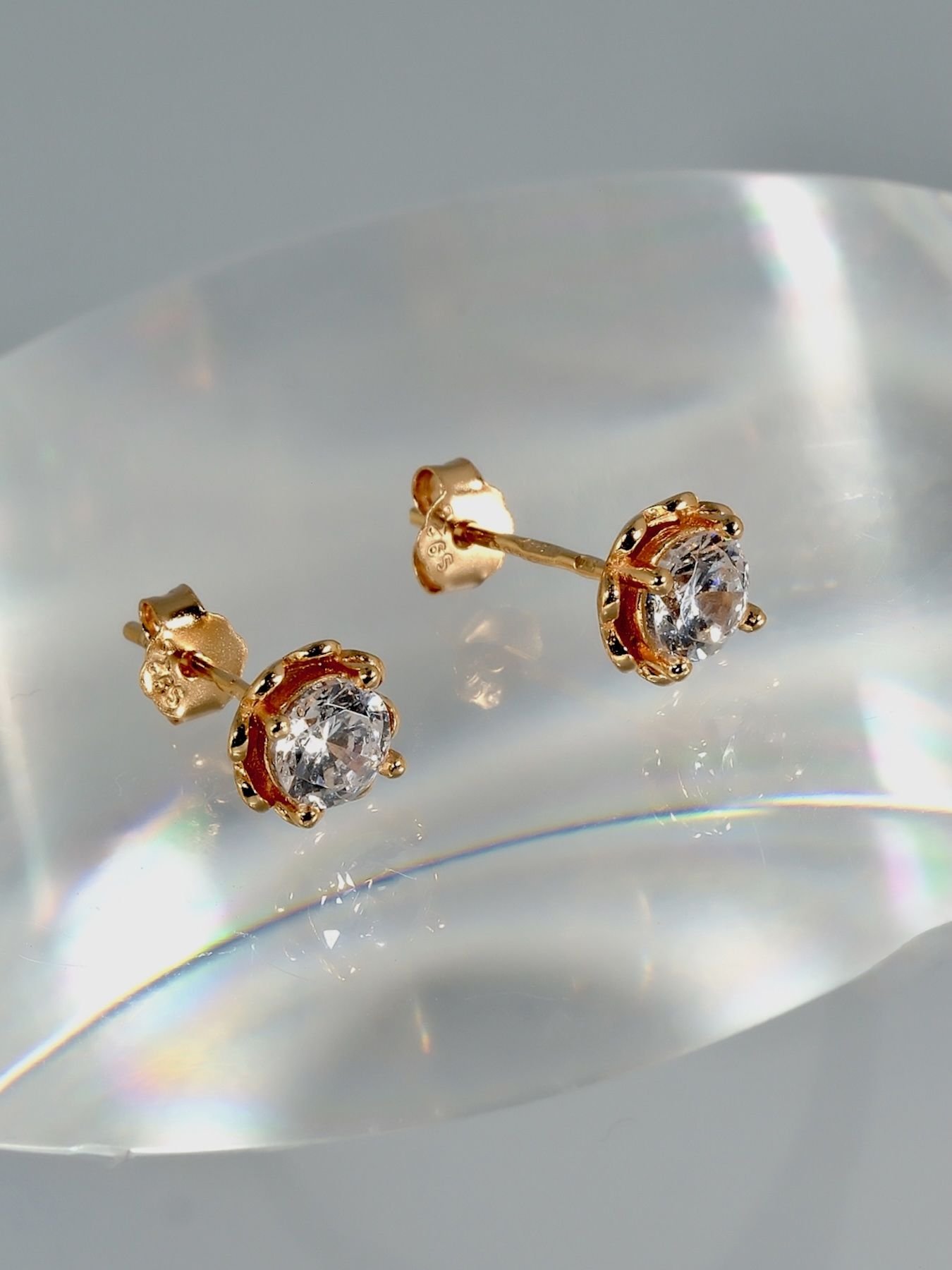 Aukso spalvos auskarai su cirkonio akute – elegantiški