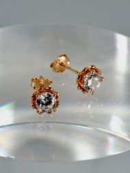 Aukso spalvos auskarai su cirkonio akute – elegantiški