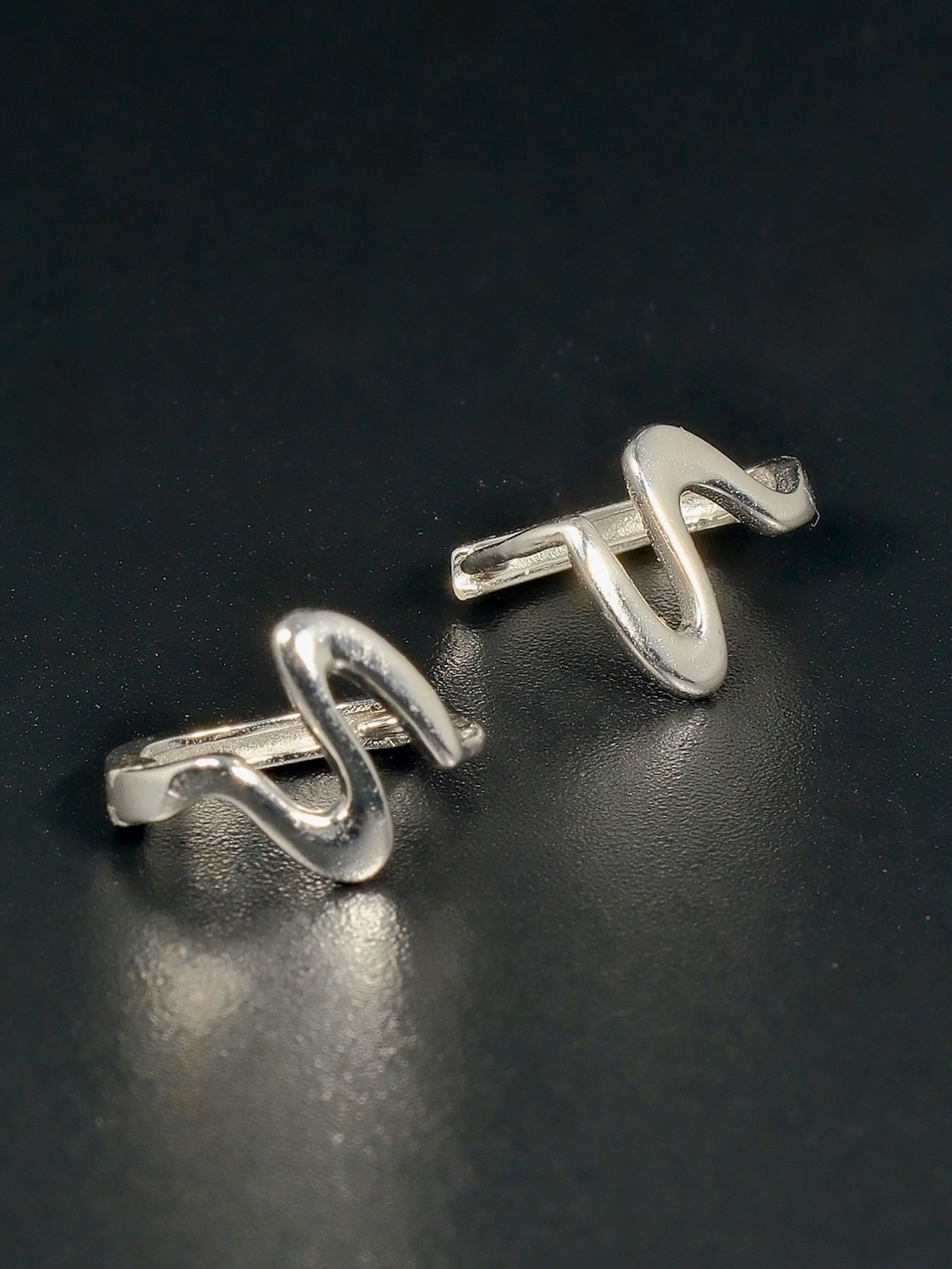 auskarai Wavy sidabras 925 – banguotas minimalistinis dizainas