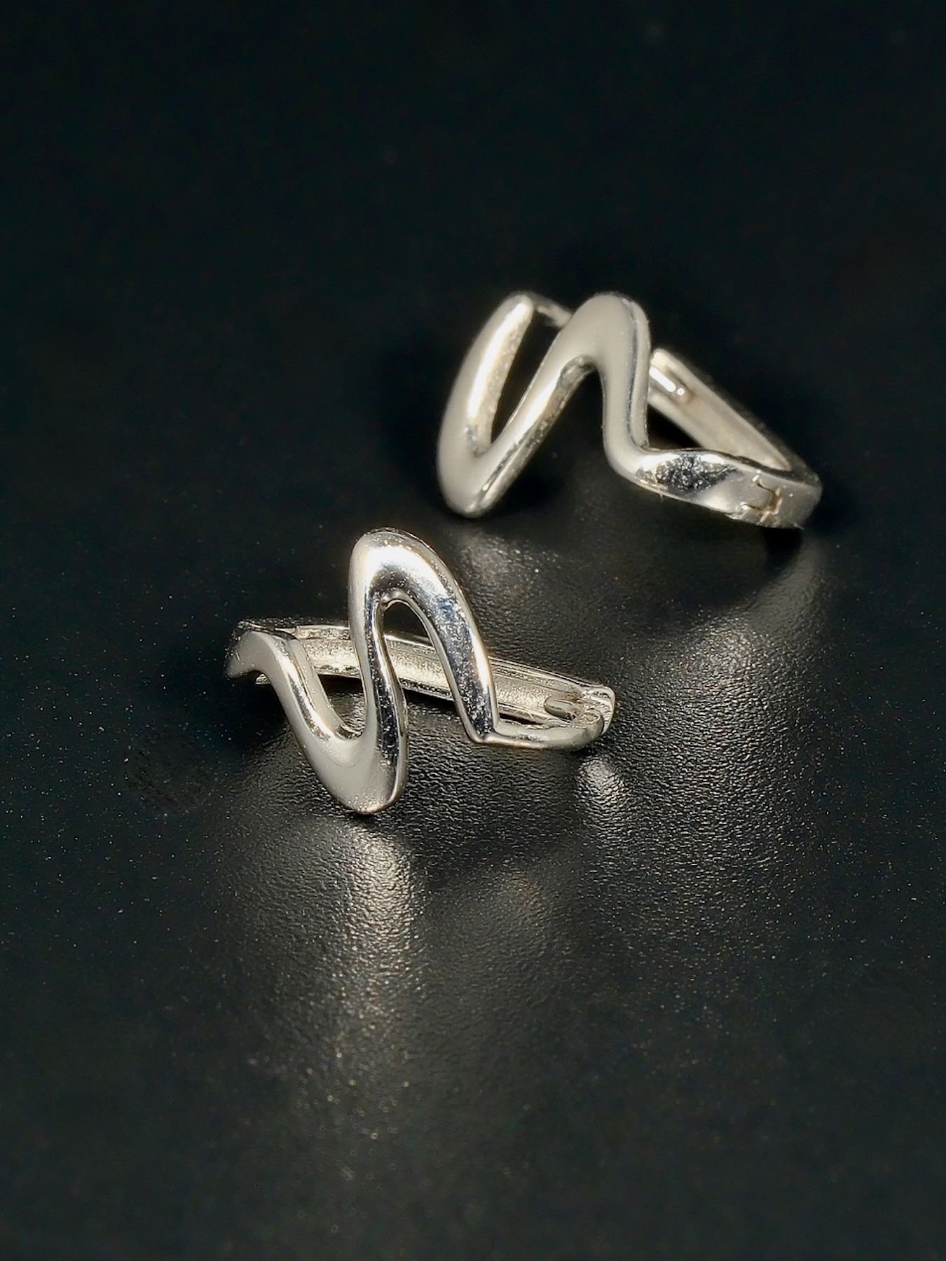 auskarai Wavy sidabras 925 – banguotas minimalistinis dizainas