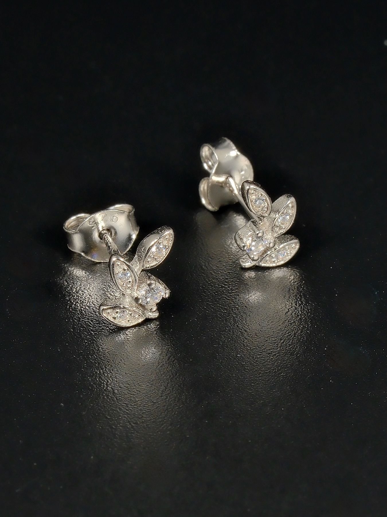 Sidabriniai auskarai su cirkoniu – gėlytės formos, elegantiški