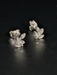 Sidabriniai auskarai su cirkoniu – gėlytės formos, elegantiški