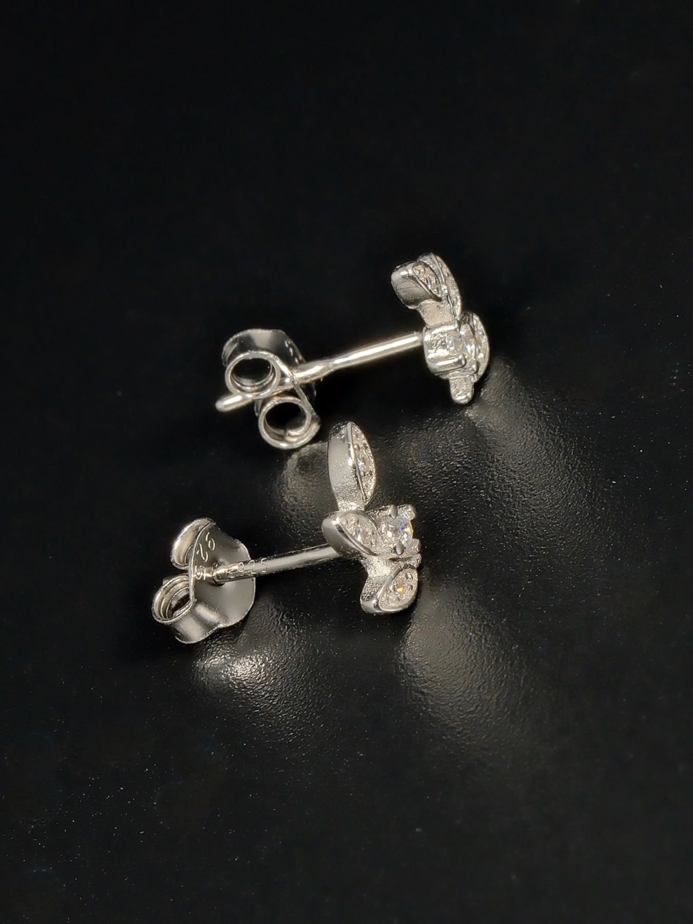 Silver earrings with zircon – elegant flower design